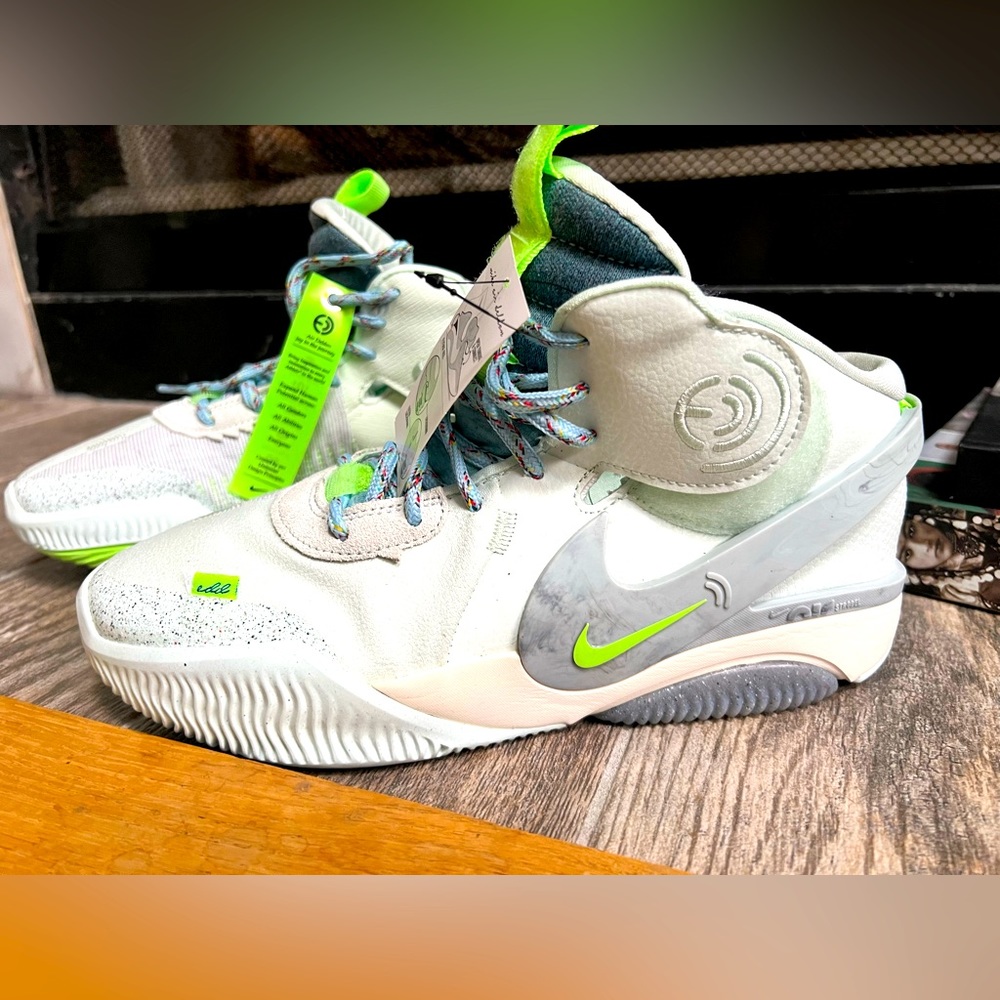 Nike Air Deldon in Barely Green Mens 8/Women’s 9.5